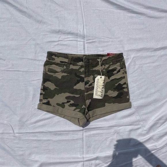 New Army Print Shorts - Picture 9 of 9